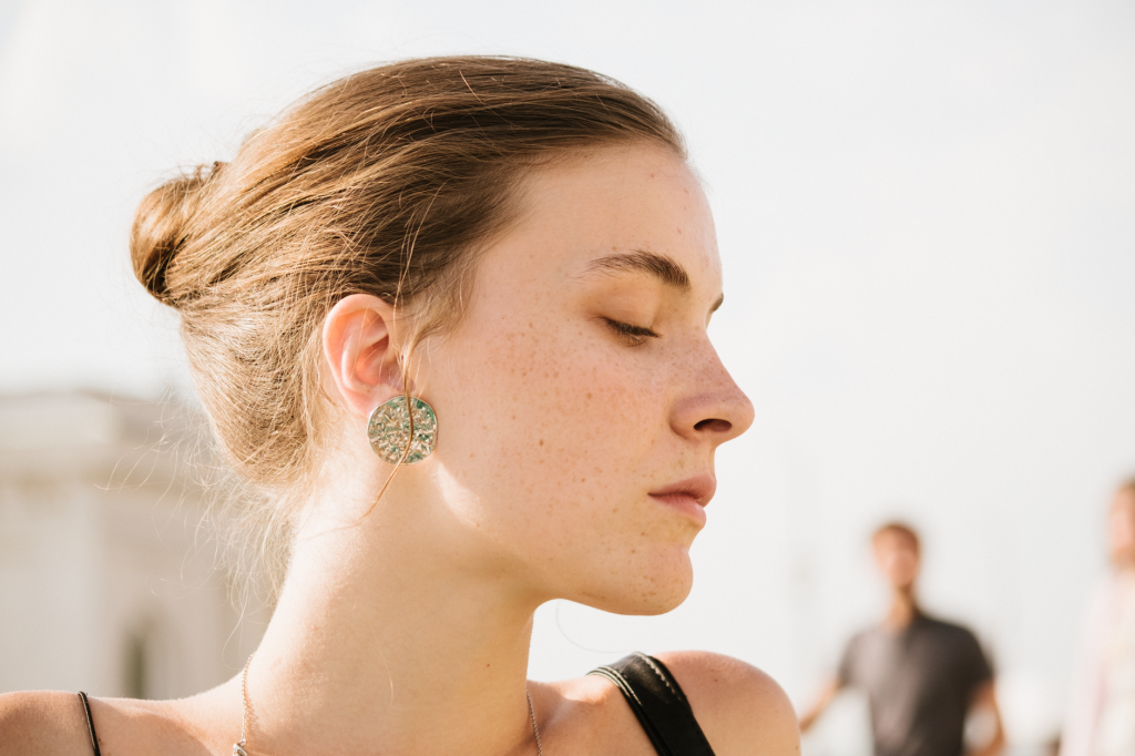 Perfil de mujer joven al aire libre