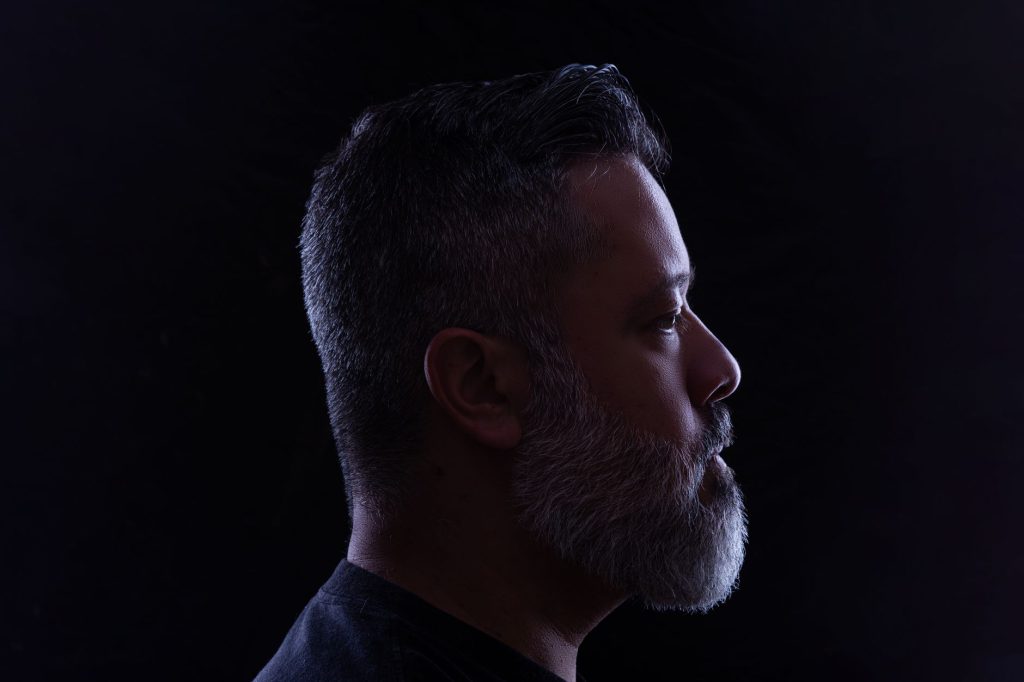 Retrato de perfil de hombre con barba