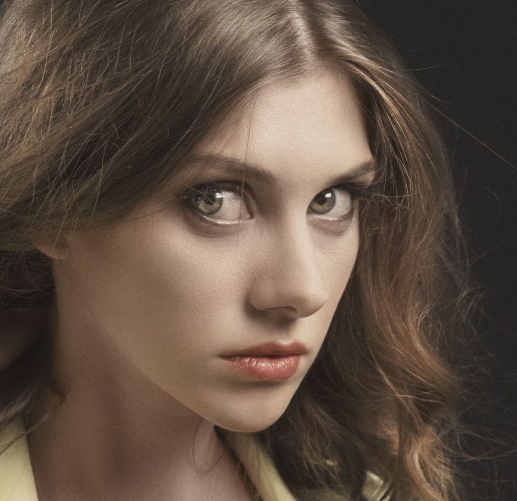 Retrato cercano de mujer con pómulos definidos