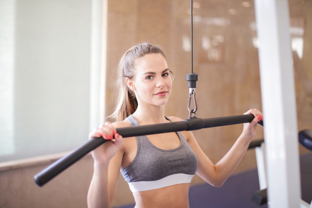 Mujer entrenando brazos en el gimnasio