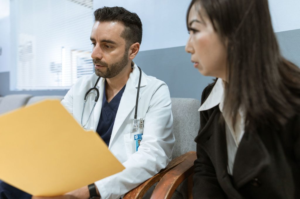 Médico explicando resultados a una paciente