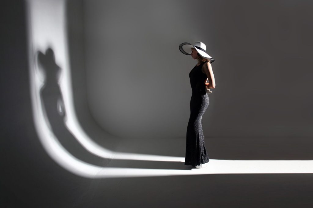 Silueta femenina elegante en estudio