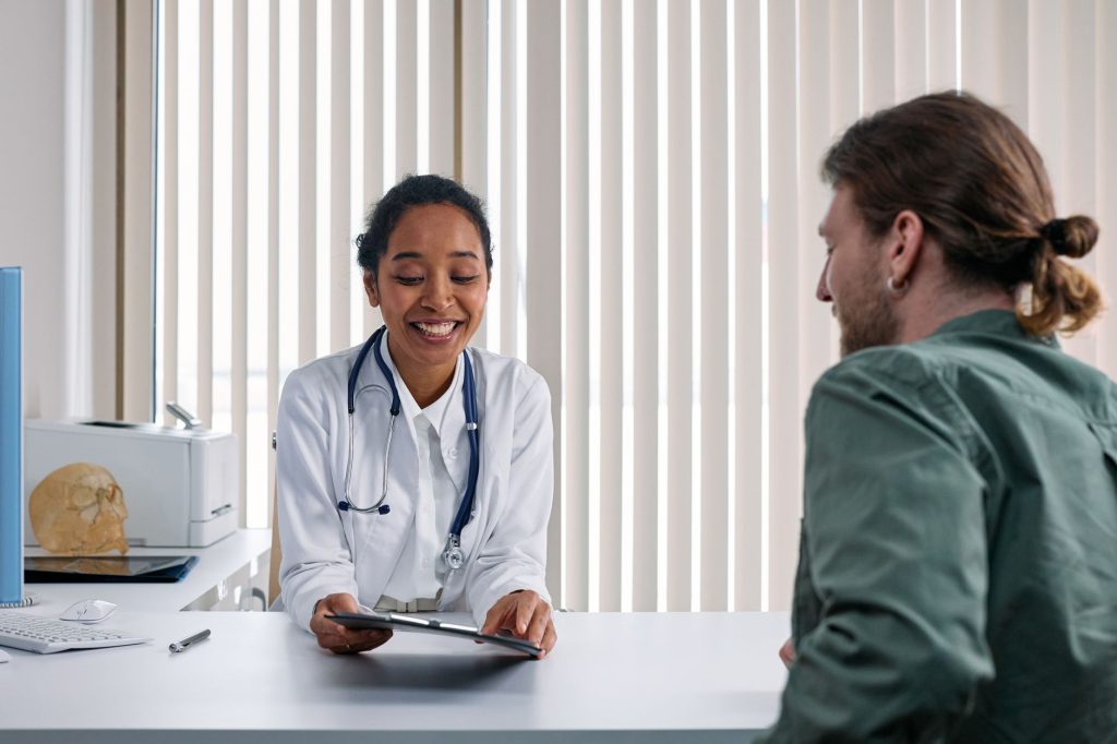 Consulta médica positiva entre doctora y paciente
