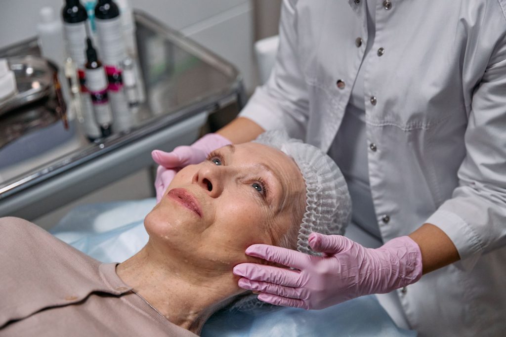 Mujer recibiendo un tratamiento facial en clínica estética