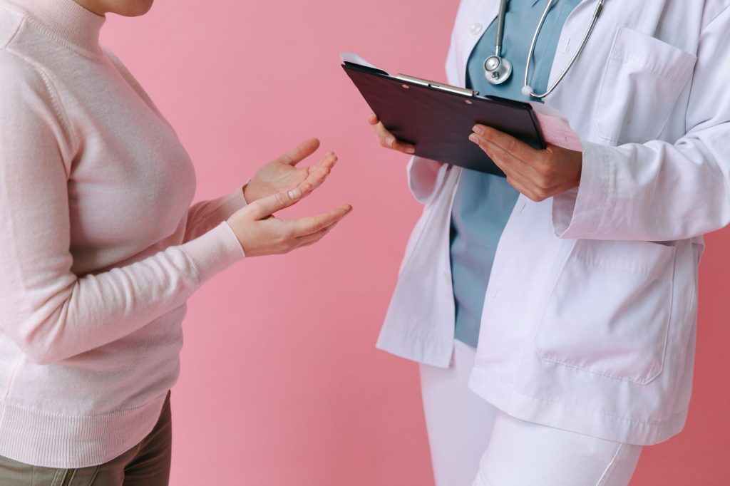 Consulta médica entre paciente y doctora
