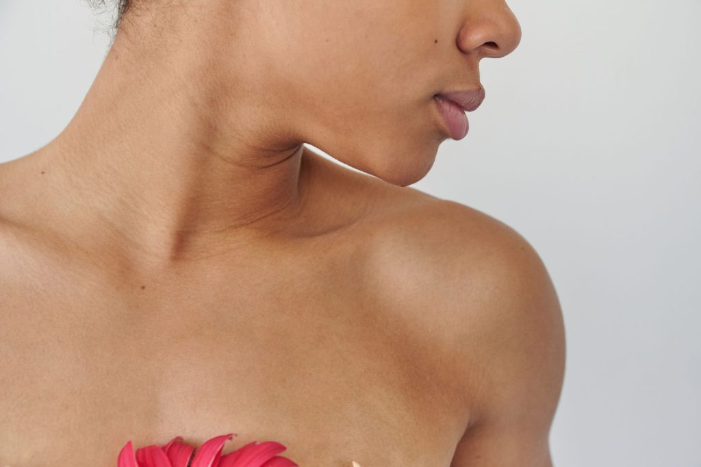 Perfil de mujer mostrando mandíbula y cuello definidos