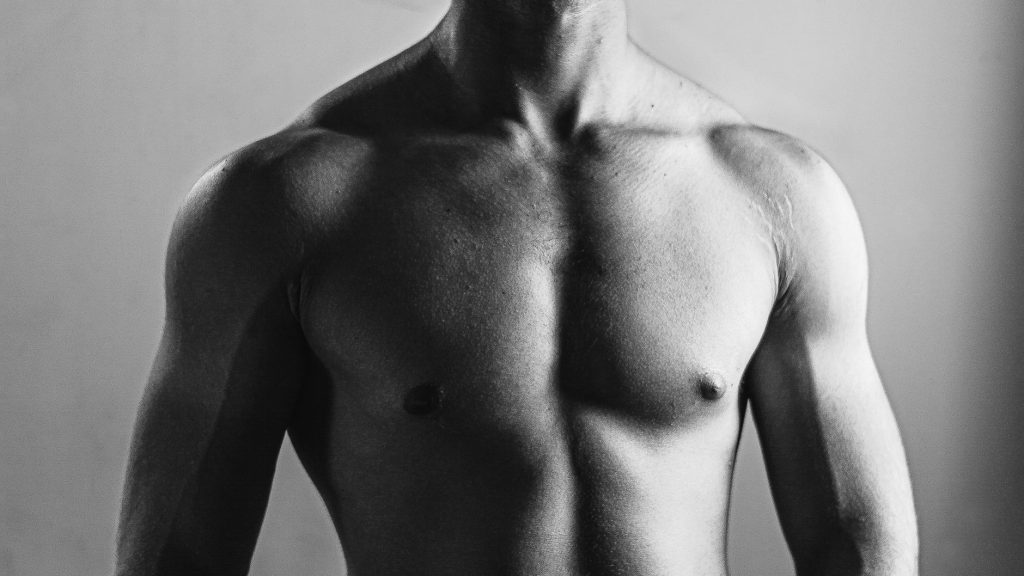 Torso masculino con físico definido